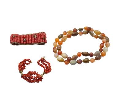 COLLAR of agate beads
Attached coral necklace...