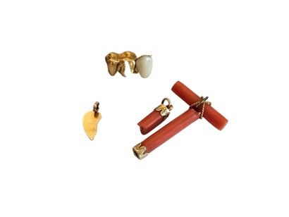 LOT d'or 750° comprenant : 
Débris dentaire
Pendentif...