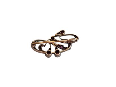 BROCHE en or et argent ornée de rubis 
Poids...