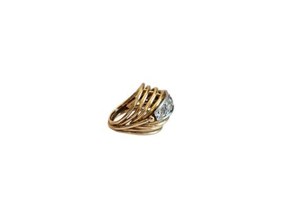 BAGUE en or deux tons 750° ornée de quatre...