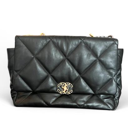 CHANEL 
Handbag/shoulder bag model '19' large...