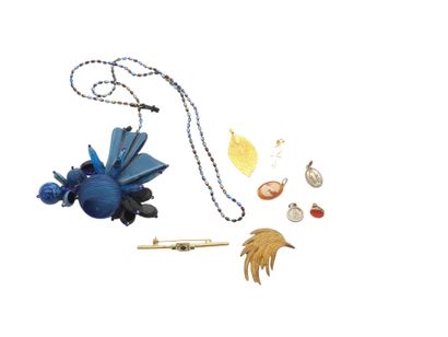 LOT OF FANTAISIE JEWELRY including :
Six...