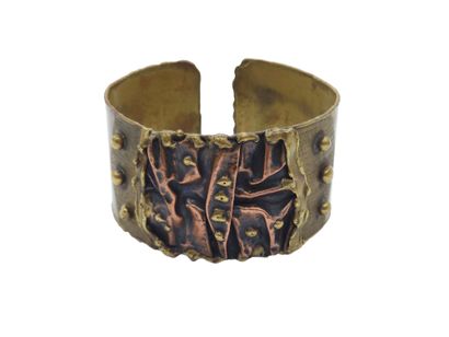 SET including a bangle bracelet and a pair...