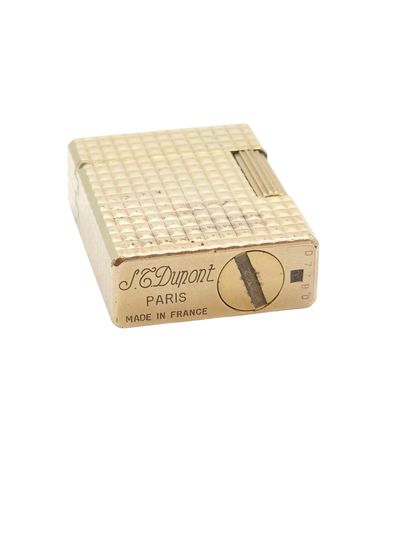 DUPONT 
Gilded metal lighter 
Revised