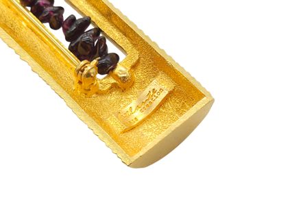 IMPORTANT GOLDEN metal and garnet brooch