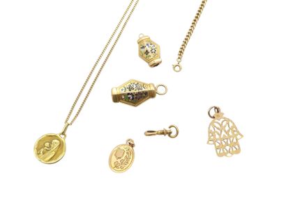 750° yellow gold SET including :
Curb chain
Curb...