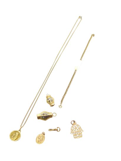 750° yellow gold SET including :
Curb chain
Curb...