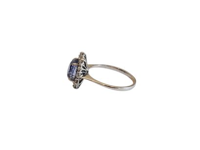 BAGUE MARGUERITE en or gris 750° ornée d'un...