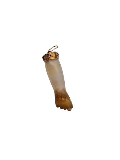 PENDENTIF orné d'une agate en forme de bras...