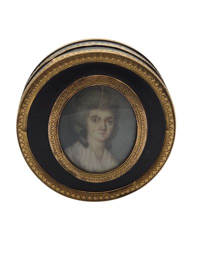 FRENCH WORK 18th century 
Round blush box...