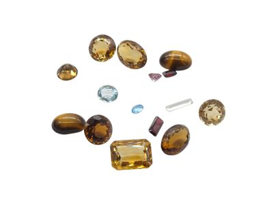 LOT of seven citrines, two tiger's eye cabochons,...