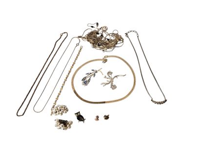 SET OF FANTAISIE JEWELRY in gilded metal...
