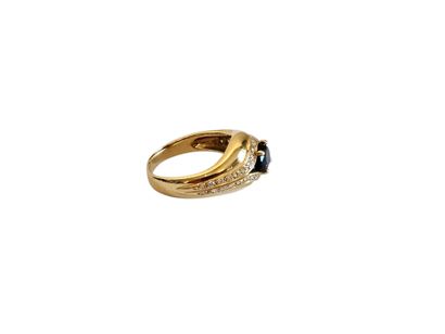 BAGUE en or jaune 750° ornée d'un saphir...