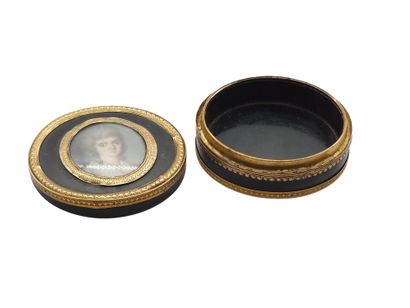 FRENCH WORK 18th century 
Round blush box...