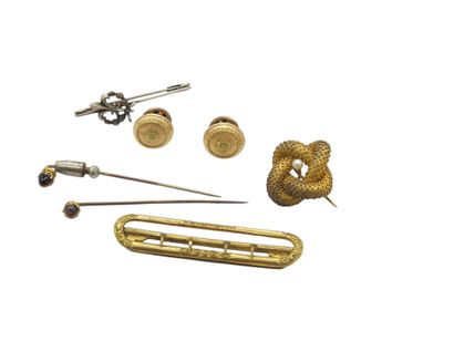 LOT including : 
Fleur de Lys brooch signed...