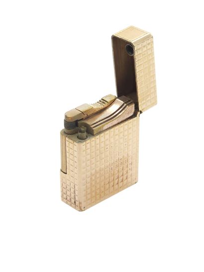 DUPONT 
Gilded metal lighter 
Revised