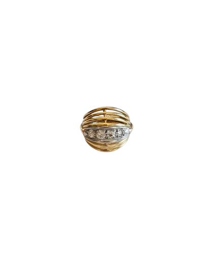 BAGUE en or deux tons 750° ornée de quatre...