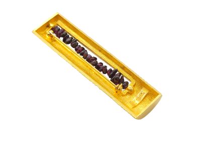 IMPORTANT GOLDEN metal and garnet brooch