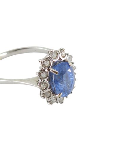 BAGUE MARGUERITE en or gris 750° ornée d'un...