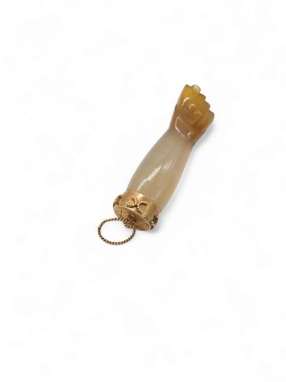 PENDENTIF orné d'une agate en forme de bras...