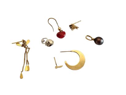 LOT d'or 750° comprenant : 
Cinq boucles...