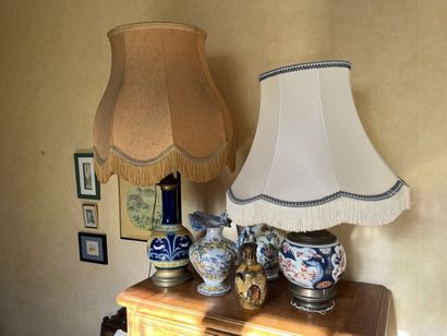 ENSEMBLE DE BIBELOTS comprenant :
Une lampe...