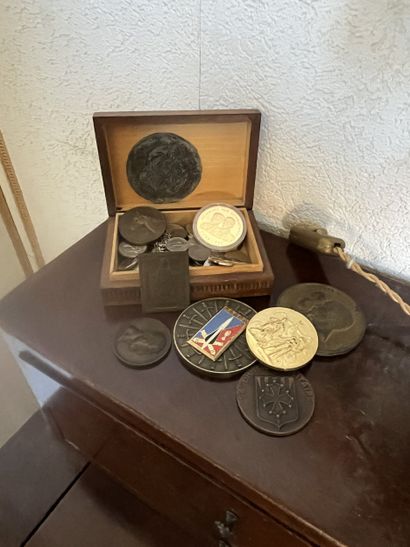 DANS LA CHAMBRE TROIS SUR LE BUREAU 
Ensemble...