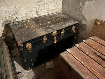 DANS LA CAVE DEUX 
Ensemble de malle en bois...