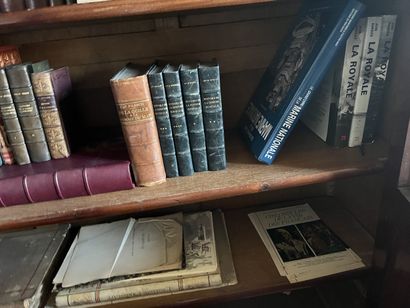 DANS BIBLIOTHEQUE DE LA CHAMBRE TROIS 
Ensemble...