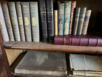 DANS BIBLIOTHEQUE DE LA CHAMBRE TROIS 
Ensemble...