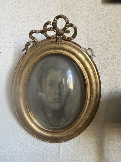 DANS LA CHAMBRE TROIS 
Cadre ovale vitré...