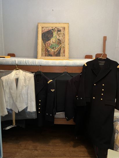 DANS LA CHAMBRE UNE 
Ensemble uniformes de...
