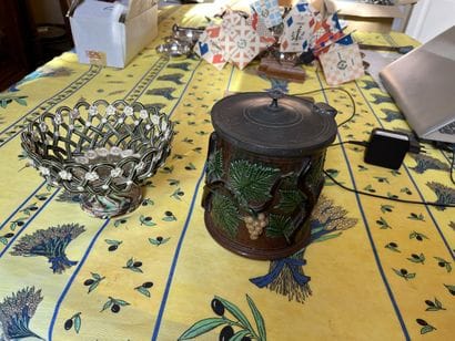 POT A TABAC en gré couverte en étain à décor...