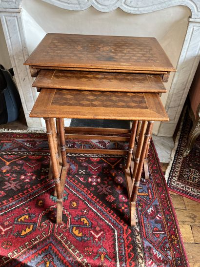 SUITE DE TROIS TABLES gigognes en placages...