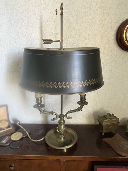 DANS LA CHAMBRE TROIS SUR LE BUREAU 
Lampe...