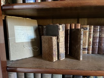 DANS LA BIBLIOTHEQUE DE LA CHAMBRE TROIS...