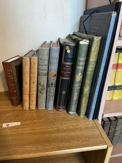 DANS LA CHAMBRE DEUX 
Ensemble de huit livres...