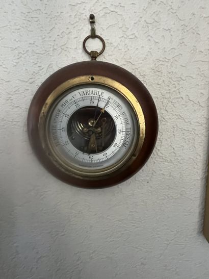DANS LA CHAMBRE TROIS SUR LE BUREAU 
Ensemble...