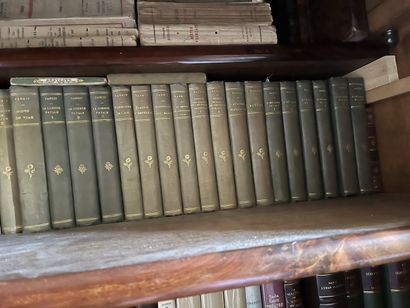 DANS LA BIBLIOTHEQUE DE LA CHAMBRE TROIS...