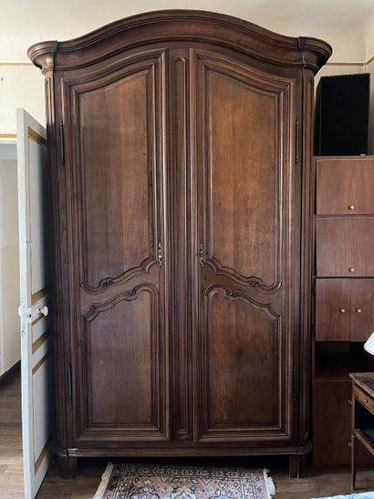 DANS LA CHAMBRE TROIS 
Deux chevets à rideaux...