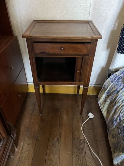 DANS LA CHAMBRE TROIS 
Grand armoire de mariage...