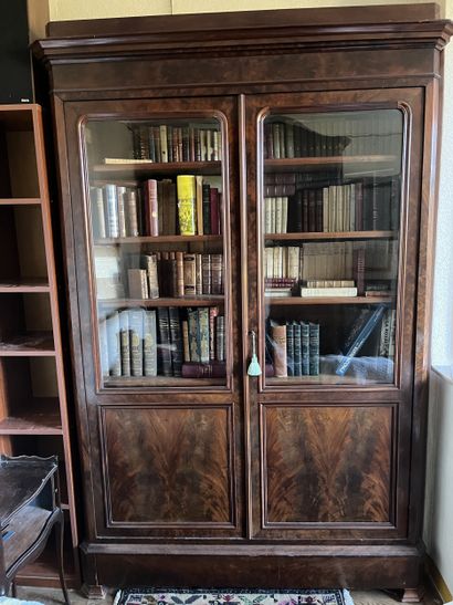 DANS LA CHAMBRE TROIS 
Bibliothéque en acajou...