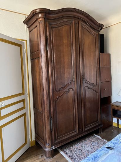 DANS LA CHAMBRE TROIS 
Deux chevets à rideaux...