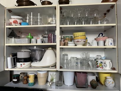 DANS LA CUISINE 
Ensemble de vaisselles,...