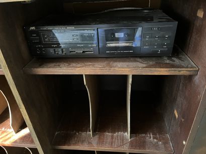 DANS LA CHAMBRE TROIS 
Ancienne chaine hifi...