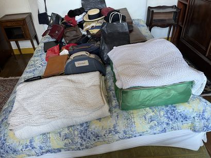 DANS LA CHAMBRE TROIS SUR LE LIT 
Ensemble...