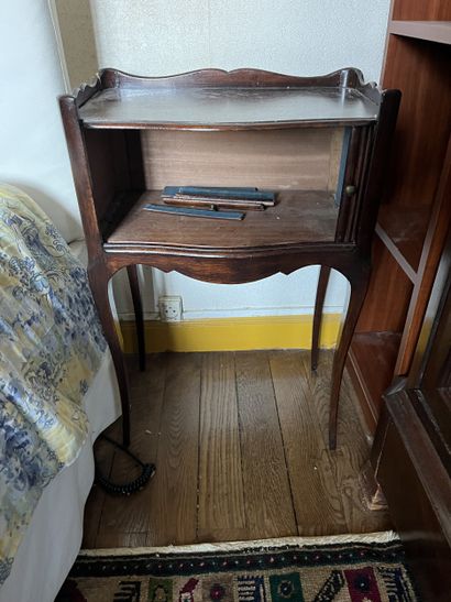 DANS LA CHAMBRE TROIS 
Grand armoire de mariage...