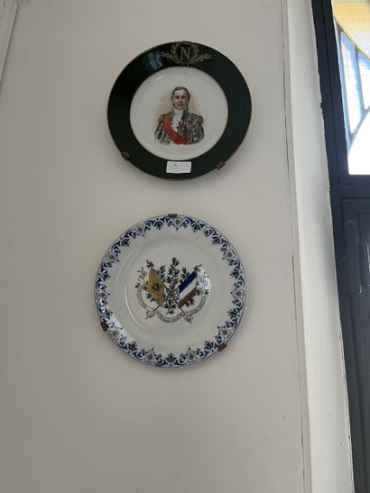 DEUX ASSIETTES en porcelaine à decor de l'alliance...