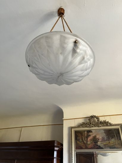 DANS LA CHAMBRE TROIS 
Plafonnier rond en...