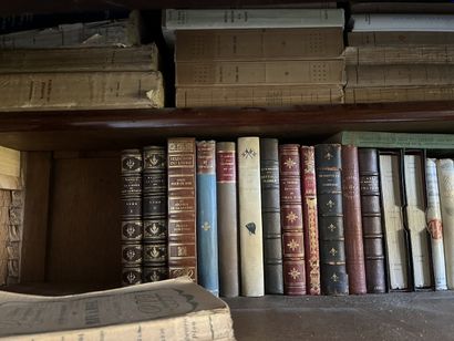 DANS LA BIBLIOTHEQUE DE LA CHAMBRE TROIS...